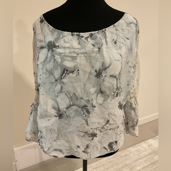 Delicate lined over the head blouse with lace sleeves and bubble hem. - Picture 2 of 11